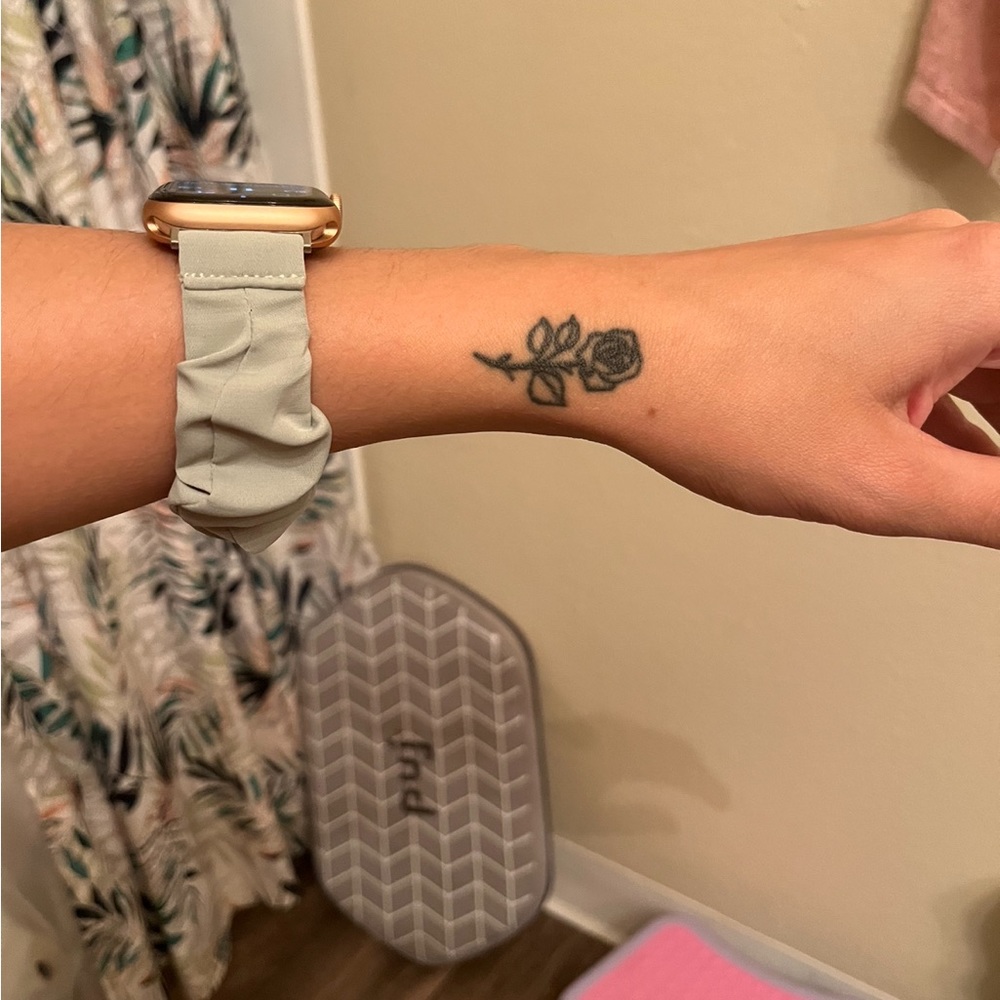 ✨GIFT✨ SHEIN Sage green Apple Watch scrunchy band